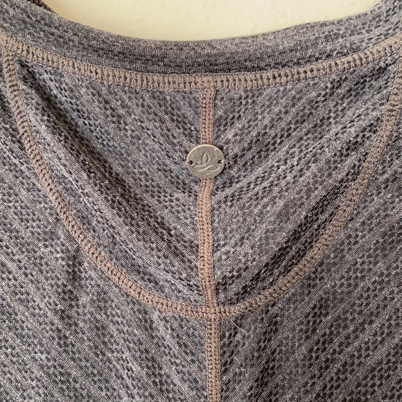 Prana short ruched sleeve high low top in grey - Picture 3 of 7